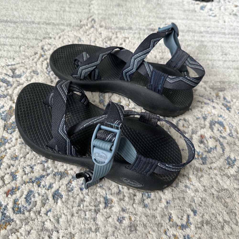 Size 6 women’s chacos - Picture 2 of 2
